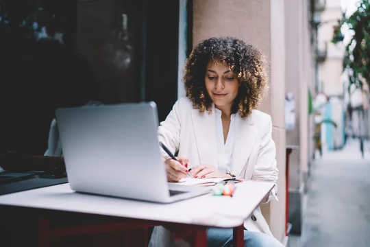 Why Note-Taking By Hand Is A Powerful Tool To Support Memory