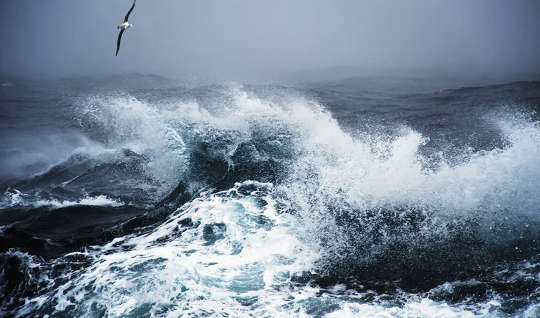 huge breaking waves in the ocean