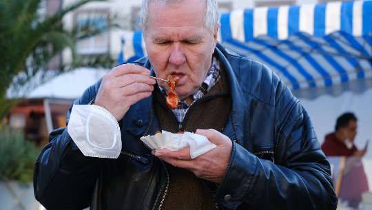 man eating fast food