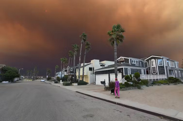 Wildfire smoke in California urban neighborhood with visible haze and smoky sky.