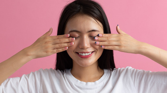 demonstrating eye exercises to improve vision