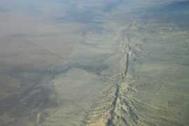  San Andreas Fault in the Carrizo Plain, aerial view from 8,500 feet altitude. By Ikluft (own work) via Wikimedia Commons, CC BY-SA