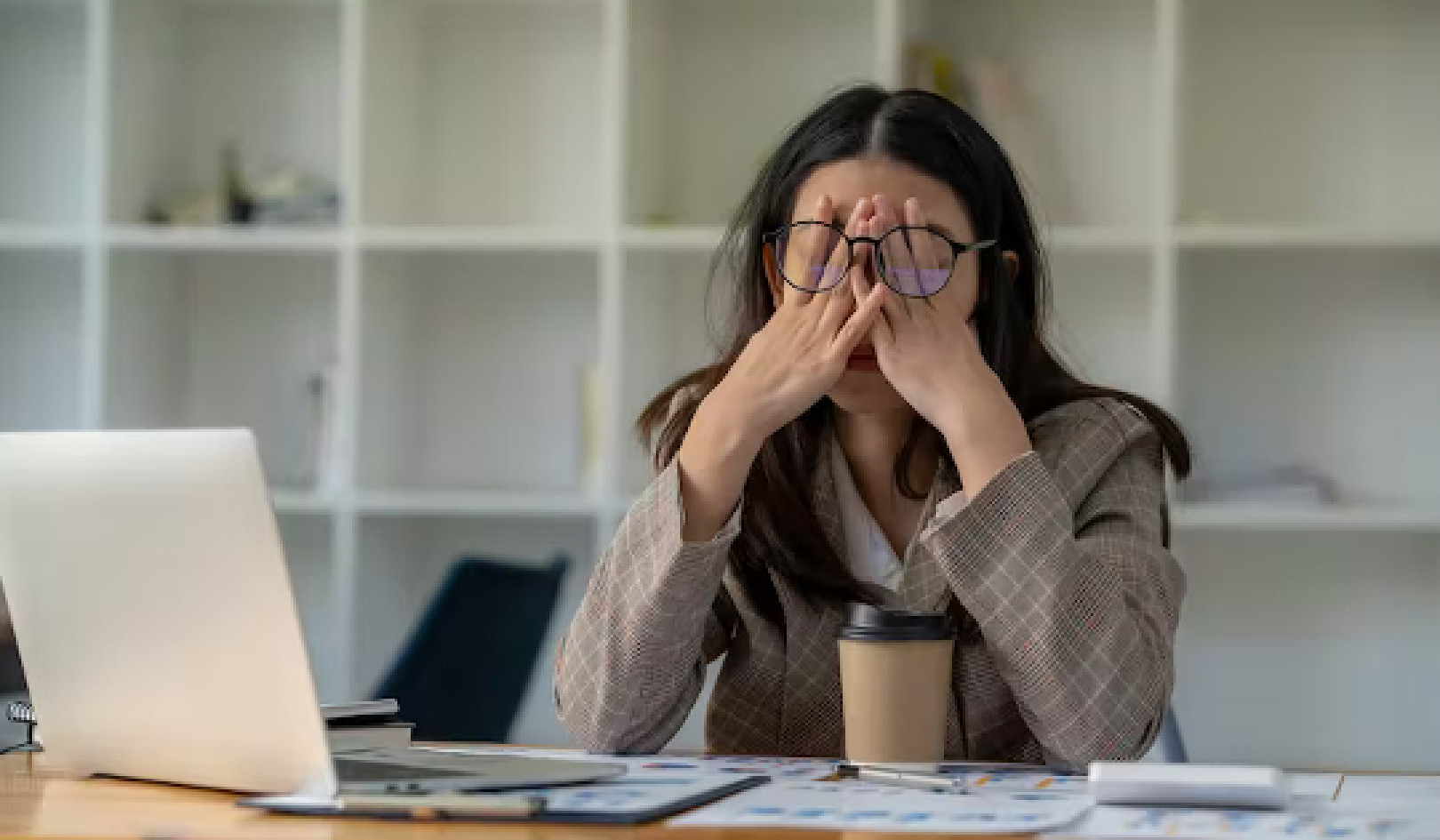 How Desk Jobs Alter Your Brain and Why They’re So Tiring